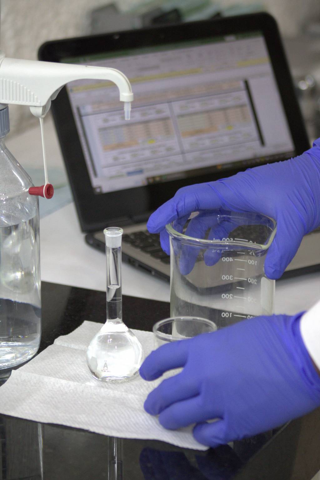 Comment détecter les pfas dans l’eau du robinet